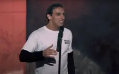 Leo Lins com microfone em show de stand-up