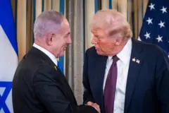O presidente dos Estados Unidos, Donald Trump, aperta a mão do primeiro-ministro israelense, Benjamin Netanyahu, após coletiva de imprensa na Casa Branca, em Washington, em 29 de setembro de 2025.