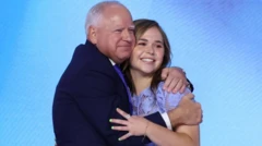 Walz abrazando a su hija tras su discurso.