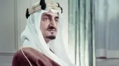 چهره پادشاه عربستان سعودی که به نقطه‌ای خیره شده است