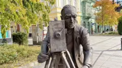 Statua Ernesta Bošnjaka postavljena je u centru Sombora 2013.