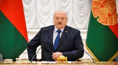 মিনস্কে প্রেসিডেন্ট প্রাসাদে সাংবাদিকদের সাথে কথা বলছেন অ্যালেকজান্ডার লুকাশেঙ্কো