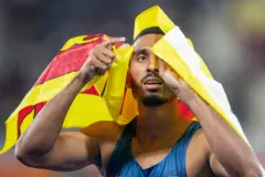 යුපුන් අබේකෝන් ශ්‍රී ලංකා ජාතික ධජය සමගින්
