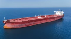 Agios Fanourios isimli kırmızı renkli tanker denizin ortasında görünüyor.