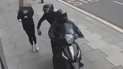 فون چھیننے والے زیادہ تر ای بائکس کا استعمال کرتے ہیں