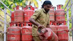 कोच्चि में एलपीजी सिलेंडर की डिलीवरी करता वर्कर