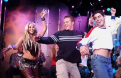 Shakira les enseña a sus fans a bailar la danza del vientre durante la "Spankin New Music Week" de MTV el 9 de noviembre de 2001.