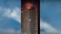 plamen nad stambenom zgradom u napadu dronova na Moskvu