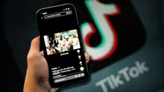  TikTok က ပျိုမေ Vlog မှာ စစ်မှုထမ်းဝါဒဖြန့် ဗီဒီယိုတစ်ခုကို Tik Tok လိုဂိုနောက်ခံနဲ့ သရုပ်ဖော်ထားတာဖြစ်ပါတယ်။