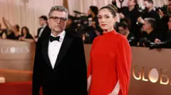 Kleber Mendonça Filho e sua esposa, Emilie Lesclaux, na cerimônia do Globo de Ouro 2026