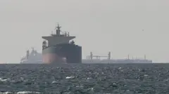 Navio cargueiro passando pelas águas do Estreito de Ormuz