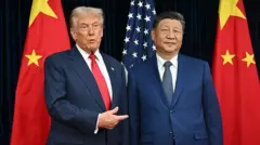 Os presidentes dos EUA, Donald Trump, e da China, Xi Jinping, durante encontro entre os dois em 30/10/2025