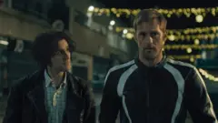 Dois homens andando na rua