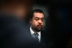 O governador do Rio Claudio Castro usa terno, em foto que enfoca seu rosto e gravata, com o restante desfocado