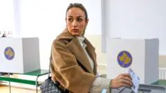 Тамнокоса девојка гласа на изборима у Митровици