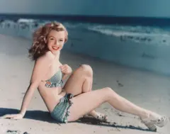 Una joven Marilyn Monroe posa en bikini en una playa