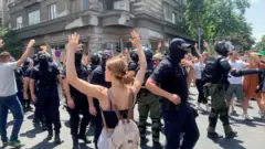 Blokada raskrsnica u Zemunu: Maskirani policajci potiskuju okupljene