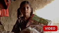 வீட்டை புல்டோசர் இடிக்க புக்கதத்தை எடுத்துக்கொண்டு ஓடிய சிறுமி – காணொளியின் பின்னணி