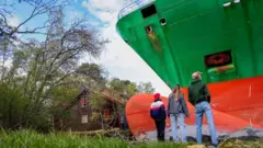 ናብ ገማግም ባሕሪ ጥሒሳ ዝኣተወት መርከብ