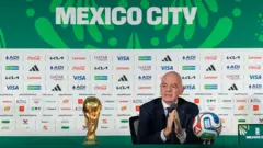 Presidente da Fifa, Gianni Infantino, fala à imprensa durante uma entrevista coletiva sobre a Copa do Mundo