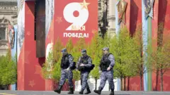 Uma placa do Dia da Vitória é vista no meio da Praça Vermelha em Moscou