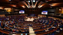 Meclis binasında sıralar, temsilciler