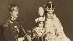 La familia real austriaca poco antes de la caída de la dinastía Habsburgo austrohúngara. El último emperador de Austria: Carlos I con la emperatriz Zita. Debajo de ellos, el príncipe heredero Otto.