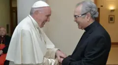 Padre Zezinho com papa Francisco (1936-2025). Foto: Reprodução do livro Apenas Um Cidadão do Infinito: Vida e Missão de Pe. Zezinho/ Divulgação