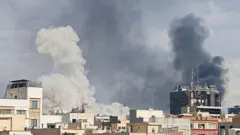 دود غلیظ از آسمان پایتخت ایران برمیخیزد، پس از آنکه انفجارهایی در تهران در تاریخ ۱ مارس ۲۰۲۶ رخ داد، همزمان با تشدید درگیریها در منطقه. رسانههای رسمی ایران تأیید کردند که آیتالله علی خامنهای، رهبر جمهوری اسلامی ایران، در حمله مشترک ایالات متحده و اسرائیل کشته شده است