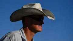 O pecuarista Brad Randel reúne parte do seu rebanho para leiloá-lo devido à seca. (Foto de Ricky Carioti/The Washington Post via Getty Images, setembro de 2022)