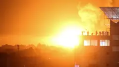 Horizonte com prédios e, ao fundo, explosão 