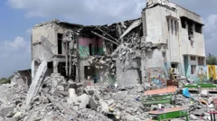 مدرسه ویران‌شده شجره طیبه در میناب، جنوب ایران، جایی که گفته می‌شود دست‌کم ۱۶۸ نفراز جمله ۱۱۰ کودک در حمله‌ای در آغاز جنگ کشته شدند