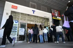 SK텔레콤 대리점 앞 줄 선 사람들