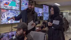 خالد زدران، سخنگوی پلیس طالبان در حال نشان دادن اتاق کنترل پلیس کابل