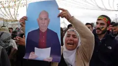 Abdullah Öcalan'ın posterini taşıyan kadın