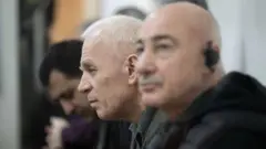 Лидеры непризнанной НКР сидят рядом в зале суда.