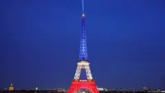 Torre Eiffel con los colores de la bandera de Francia