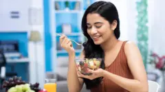 फळं खाणारी तरुणी