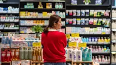 一位消费者在超市里张望