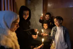 أطفال غزة يصرون على الفرح برمضان وسط أنقاض المنازل المدمرة