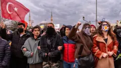 Saraçhane'deki gösterilere katılan gençler 