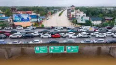 ဟတ်ယိုင်မြို့ ရေကြီးတဲ့မြင်ကွင်း