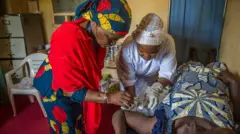Foto of nurse wey dey give im patient injection for one Hospital in Gusau, Nigeria.