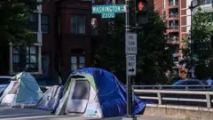 Tendas de campanha que servem de teto a pessoas em situação de rua, em um viaduto de Washington DC, nos Estados Unidos, no dia 11 de agosto de 2025