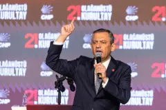 CHP lideri Özgür Özel partinin 21. olağanüstü kurultayında elinde mikrofonla konuşuyor