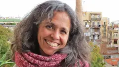 Coco sorrindo para a câmera