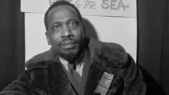 Jomo Kenyatta, wanda ya zama shugaban Kenya na farko a 1964 na cikin waɗanda suka halarci taron