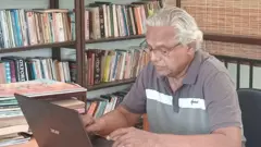 දැන් අපි ඉන්න ගෙදර නං මට එහෙම තැනක් තියනවා. නමුත් මේ ගෙදරට ඇවිත් දැනට අවුරුදු පහයි. ඊට කලින් හිටපු ගෙවල් වල මට එහෙම තැනක් තිබුණේ නැහැ. ඒවා කුඩා ගෙවල්. මං ගැන මීට ටික කාලෙකට කලින් කරපු උපහාර උළෙලක දි ඒ අය උපහාර ග්‍රන්ථයක් කරනවා. ඒකට මගෙ දුව නදී ලියපු සටහනක තියෙන්නෙ මං ලියන්න තැනක් නැති කෙනෙක් හැටියට. ඉස්සර මං පෑනෙන් ලියන කාලෙ ලිව්වෙ ඇඳි පුටුවක වාඩි වෙලා ඒ උඩ තියා ගන්නවා කළු ලෑල්ලක්. ඒක උඩ තමයි ලියන කොල ටික තියාගන්නේ.   