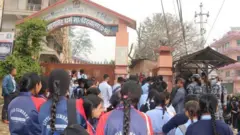 विद्यालय प्रवेश गरिरहेका विद्यार्थीहरू