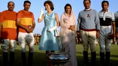 अमेरिकी राष्ट्रपति जॉन एफ कैनेडी की पत्नी जैक्लीन कैनेडी के साथ गायत्री देवी